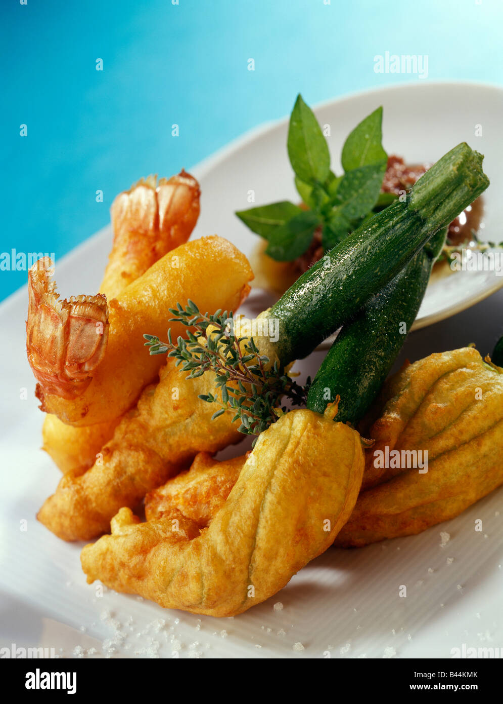 Scampi und Zucchini Blume Krapfen mit anchoyade Stockfoto