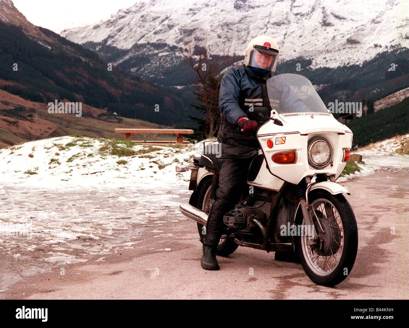 Bill Mather und seinem treuen alten BMW März 1998 Pose am oberen Ende des Restes und dankbar Stockfoto