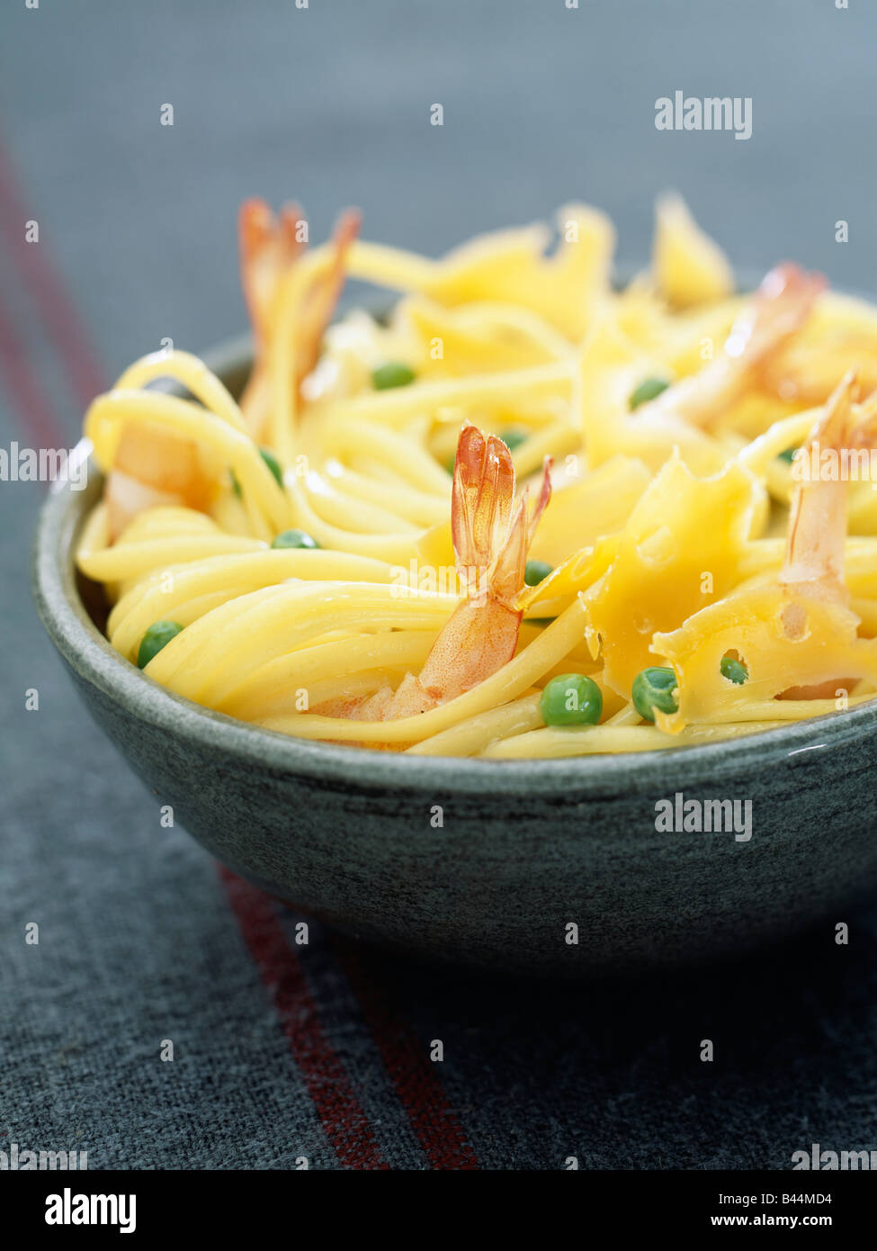 Spaghetti mit Garnelen, Erbsen und Mimolette-Käse Stockfoto