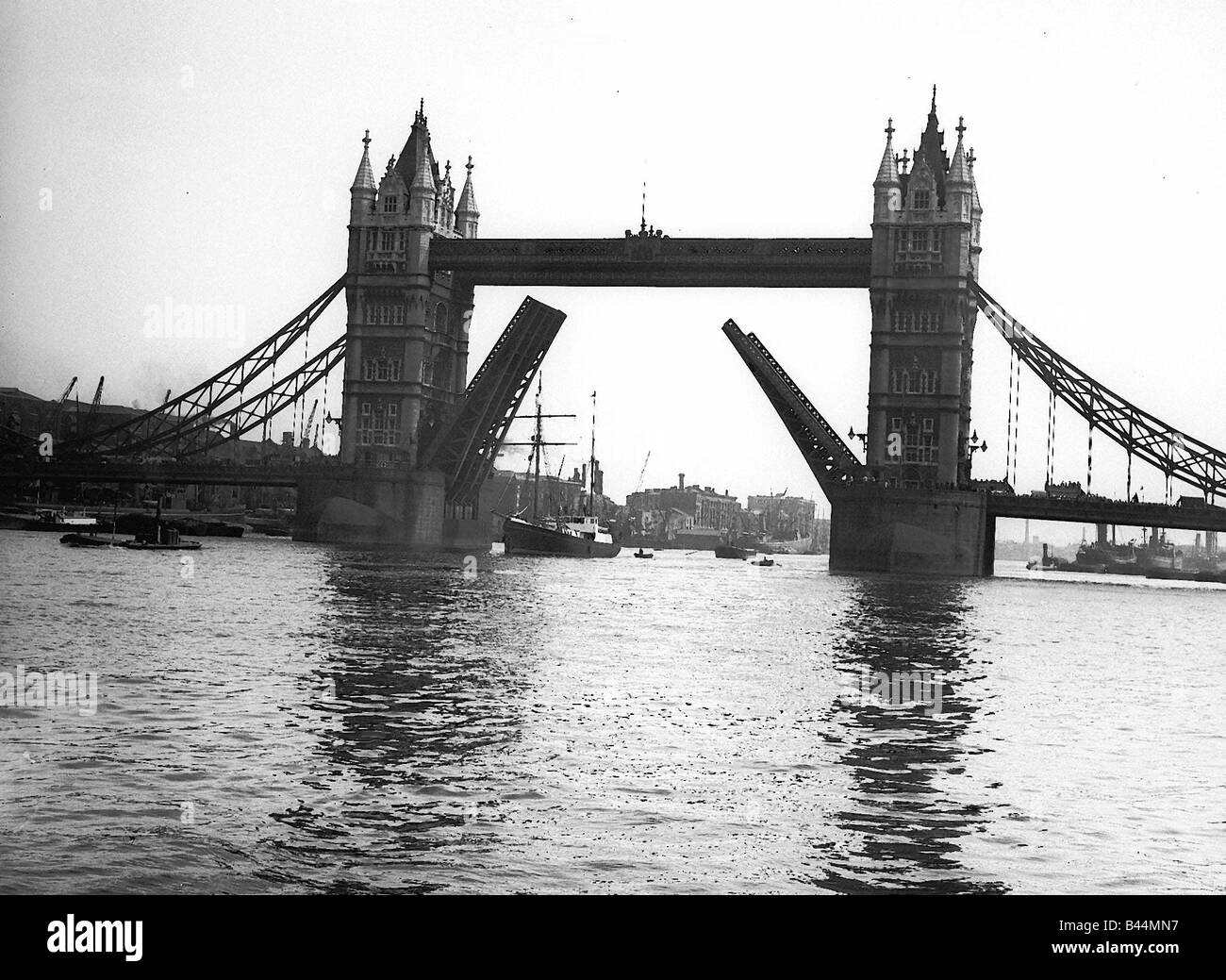 Das Expeditionsschiff Sir E Shackleton segelt durch die offene Fahrbahn der Tower Bridge in den Pool of London Stockfoto