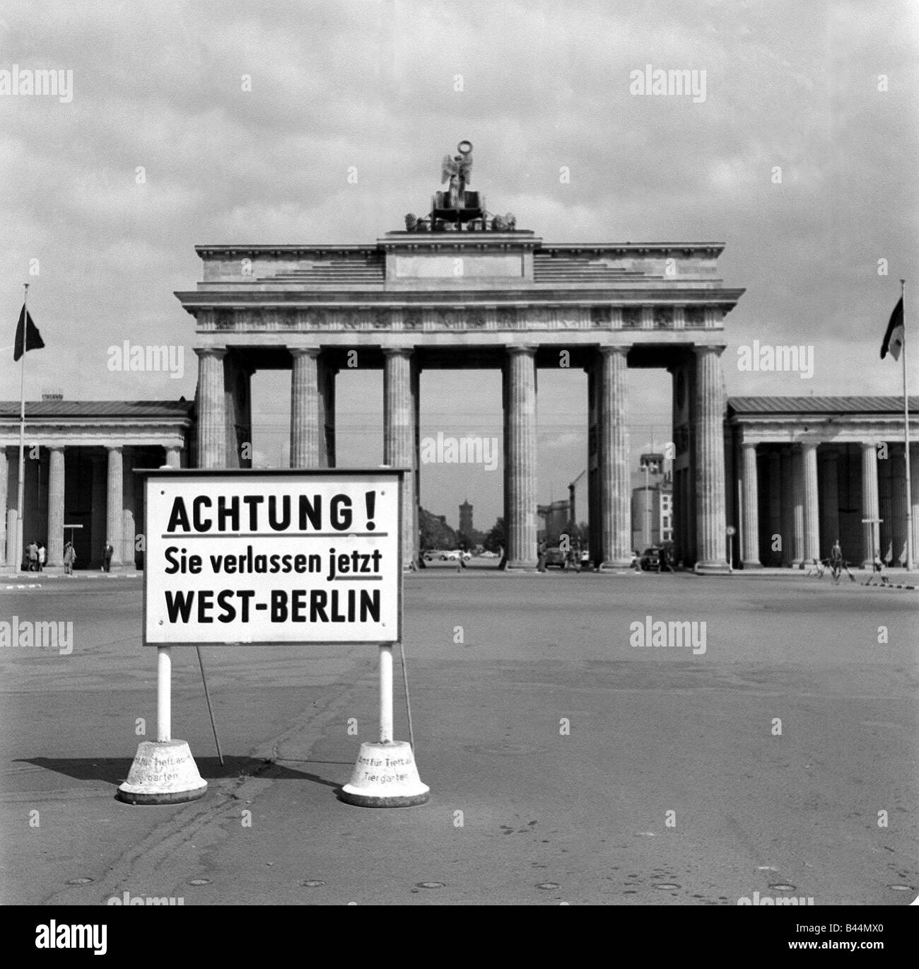 Deutschland-Mauerbau August 1961 die Ost-West-Grenze durch die ostdeutschen Brandenburger  Tor geschlossen ist Stockfotografie - Alamy