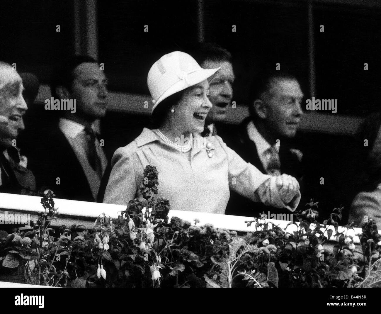 Königin Elizabeth II auf dem Epsom Derby Juni 1978 die Königin Spott auf die Pferde und Uhren eine Nägelkauen zu beenden Stockfoto