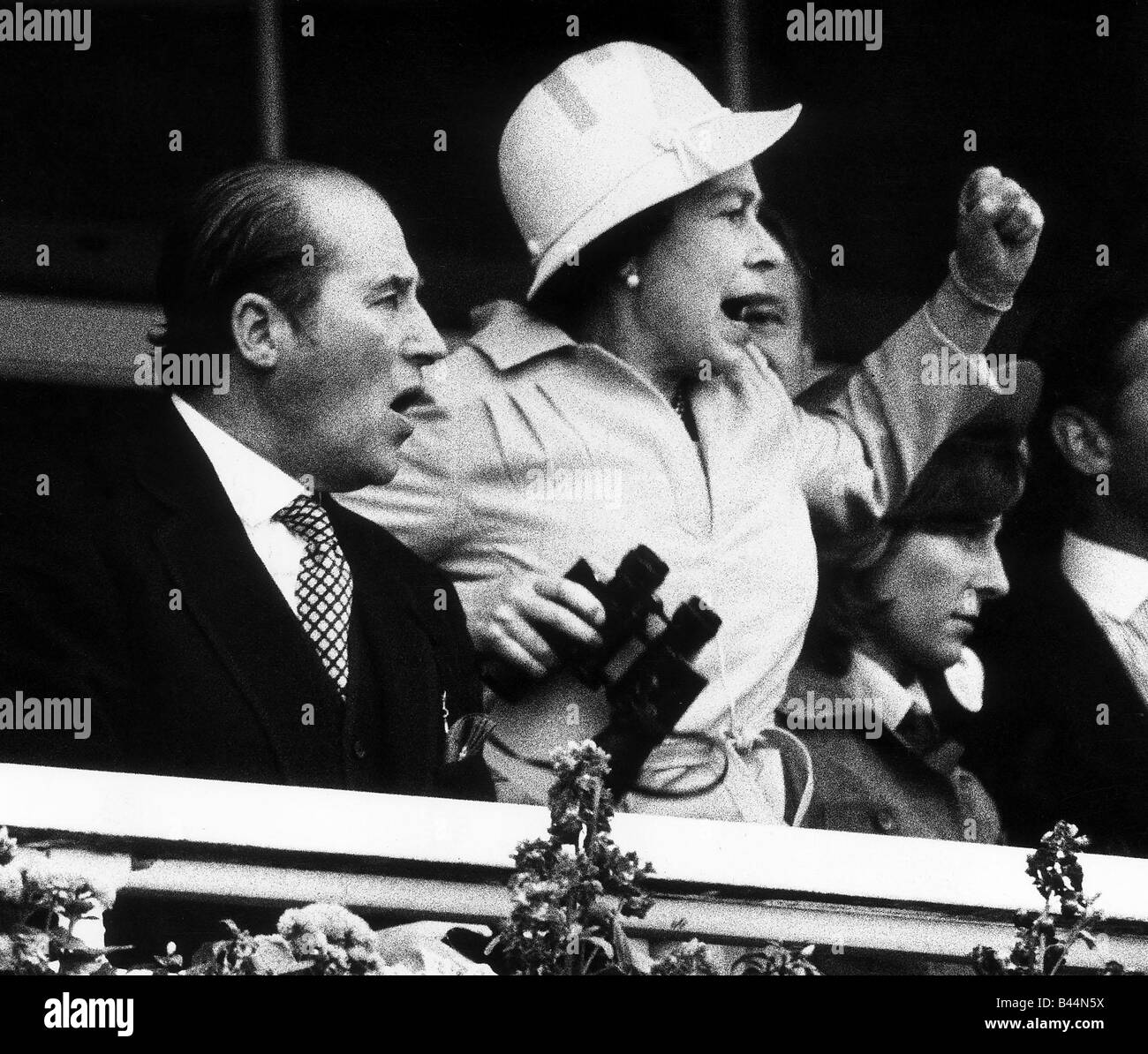 Königin Elizabeth II auf dem Epsom Derby Juni 1978 Ilford 1000 Print awards 1978 die Königin Spott auf die Pferde und Uhren Stockfoto