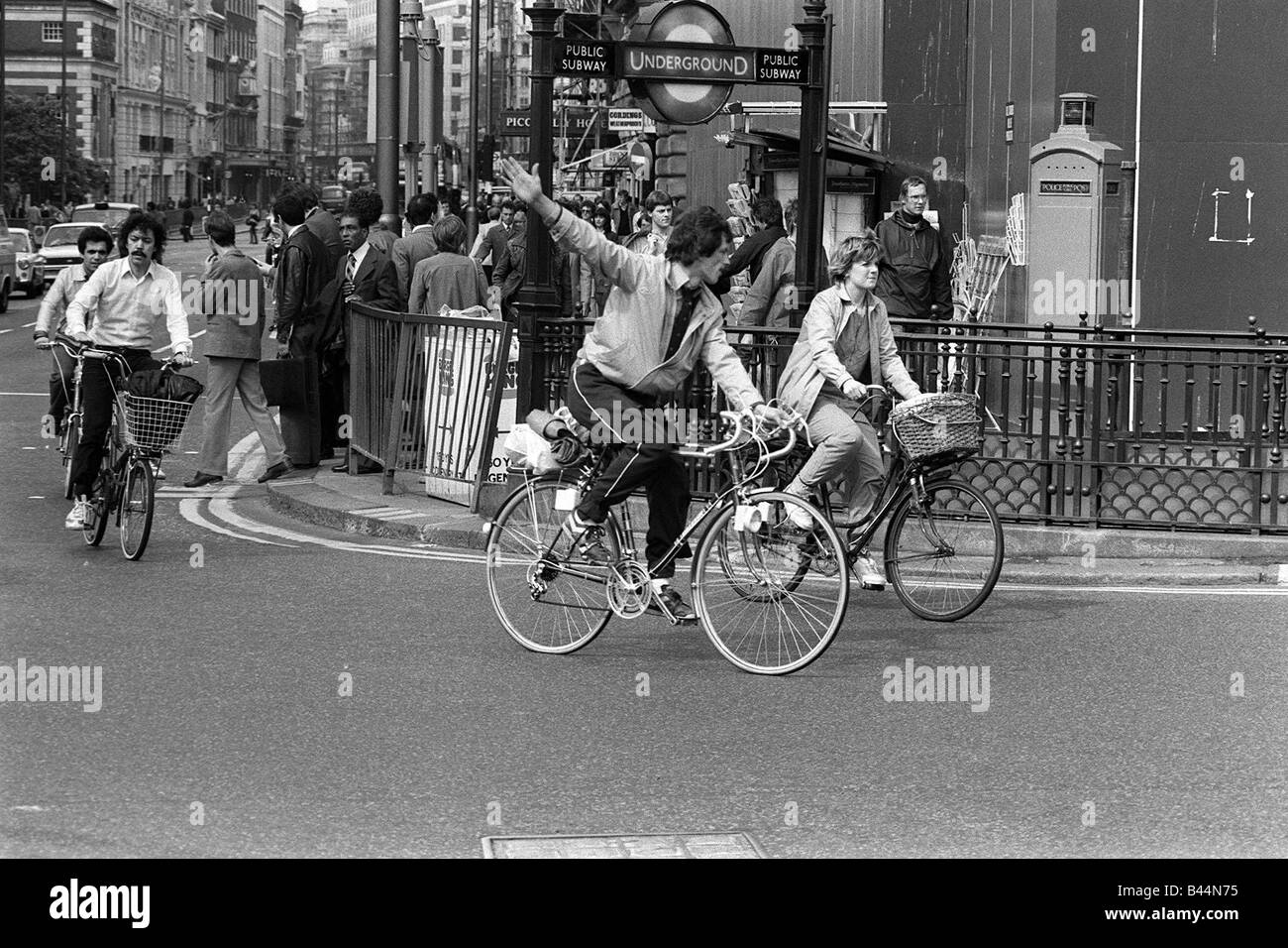 Am Tag des Rohres Strike Juni 1982 Verkehr baut als Menschen nehmen ihre Zyklen Piccadilly Circus Station geschlossen Stockfoto