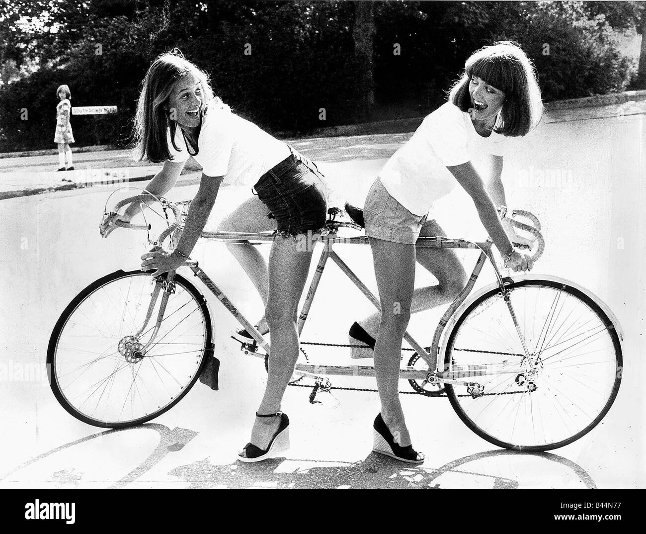 Tandem-Zyklus Juli 1976 Kim Riley L und Fidelma Rosbruck R viel Spaß auf dem Impossibe Doppel endete bike Stockfoto