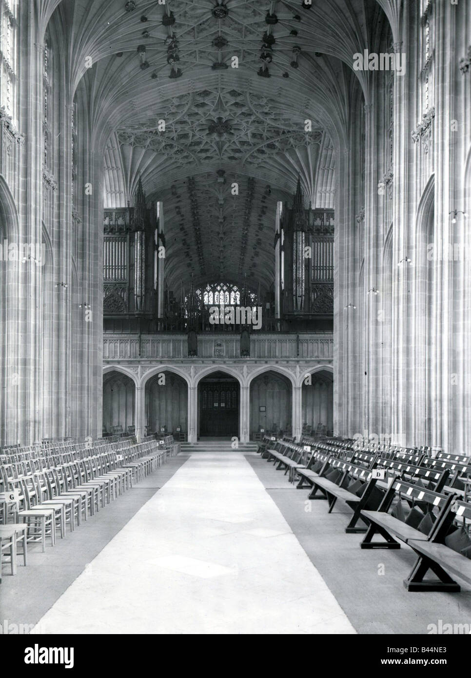St. GeorgeÛs Kapelle Windsor Innere des Kirchengebäudes Buntglas-Fenster Bänke Architektur gotische Burg Altbauten Stockfoto