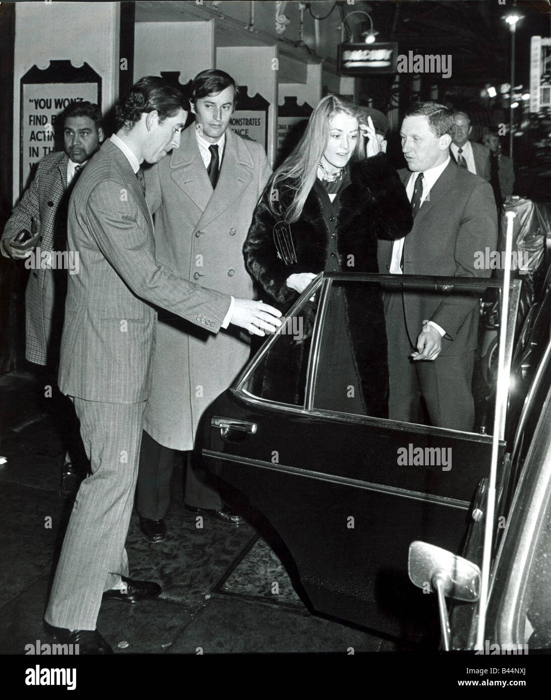 Prinz Charles Apollo Theater mit Penelope Eastwood nach der Show von separaten Tabellen Prinz Charles Freundinnen März 1977 Stockfoto