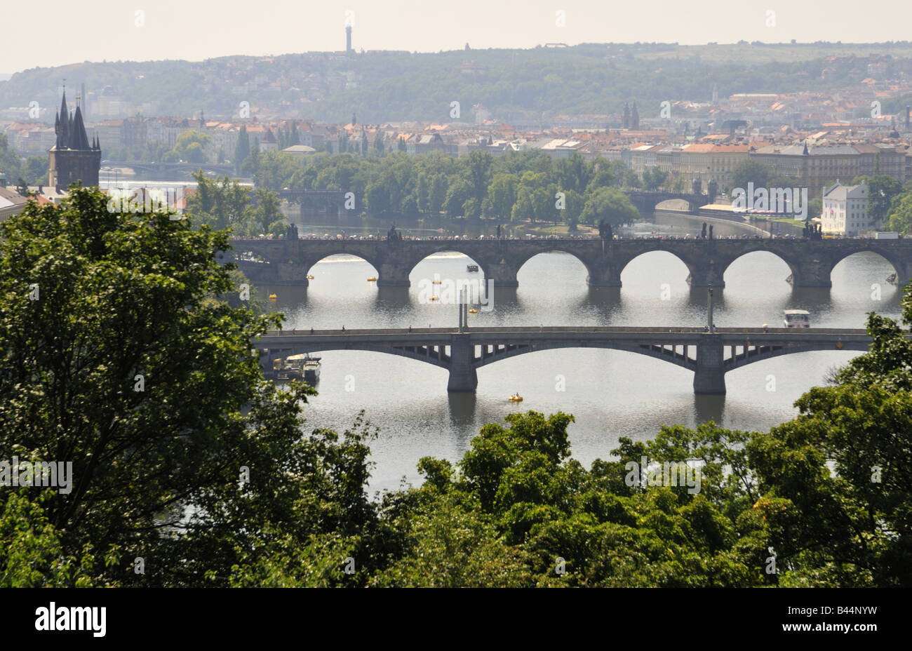 Moldau von der Karlsbrücke und Manesuv Brücke überspannt in Prag Tschechische Republik Stockfoto