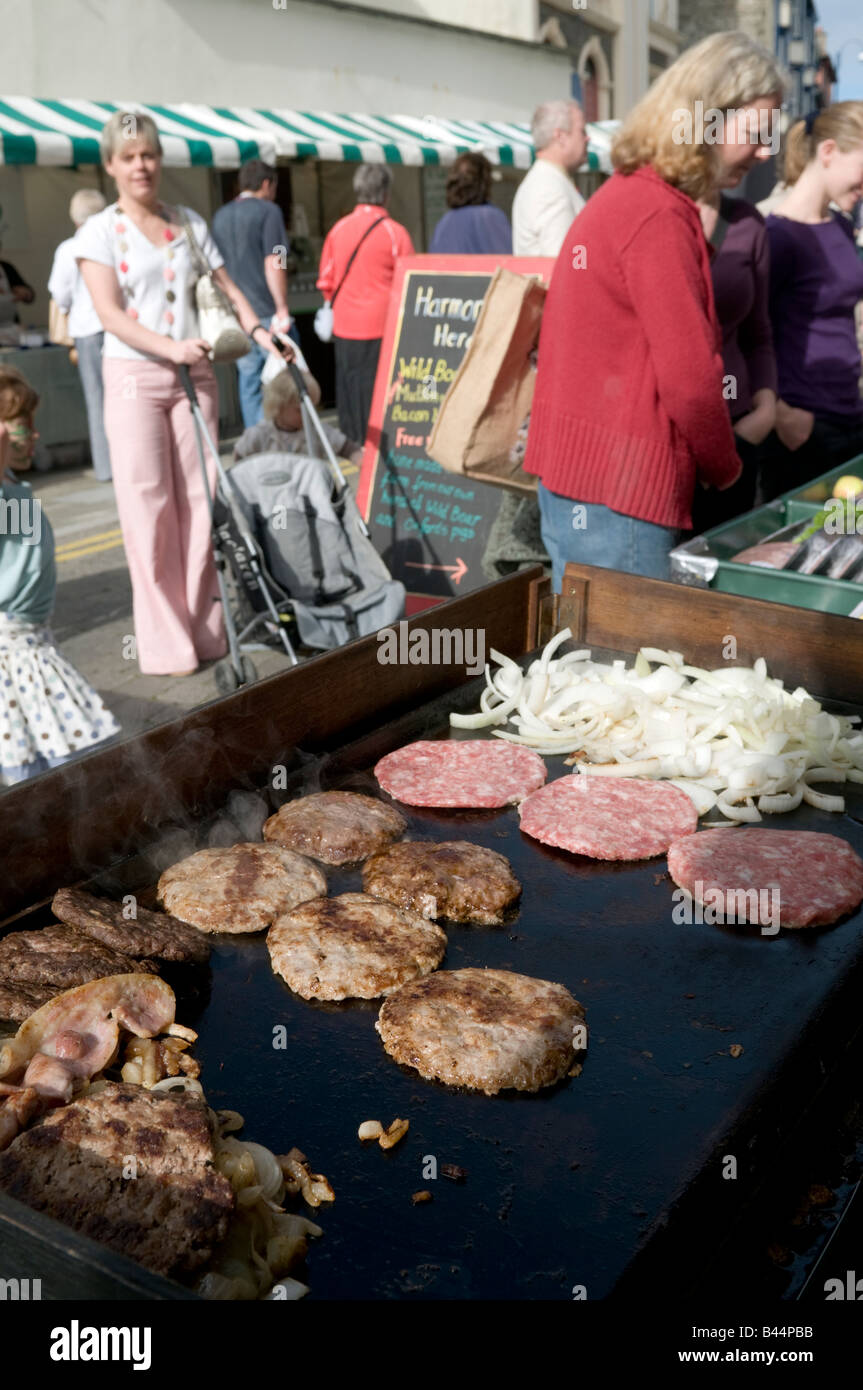 Bio Wildschwein Burger Kochen auf Grillplatte in Aberystwyth Farmers Market und Essen Messe Wales UK Stockfoto