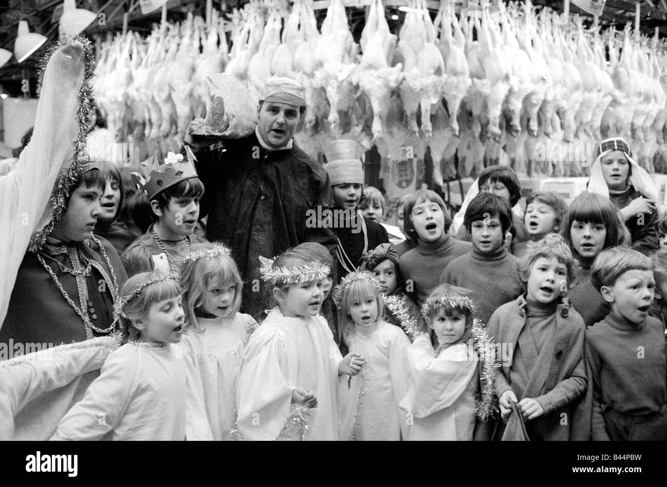 Terry Champion von Hornsey London schließt sich die Kinder im singen von Weihnachtsliedern während seiner Arbeit bei Smithfield Markt fünfzig Kinder Stockfoto