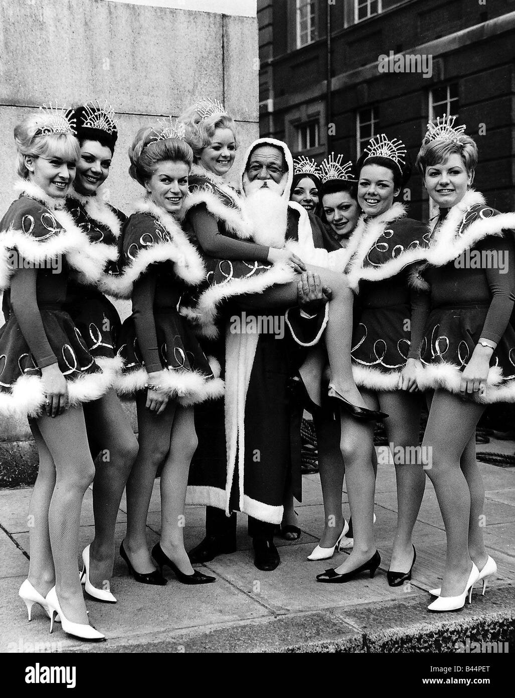 Sid James Comedy Schauspieler tragen auf Filme sammeln Spielzeug für einen guten Zweck am Vielzahl Club Mittagessen in London mit 8 Miss Weihnachtsfeste, die Teilnehmer in den Schönheitswettbewerb Miss Variety Club waren Stockfoto