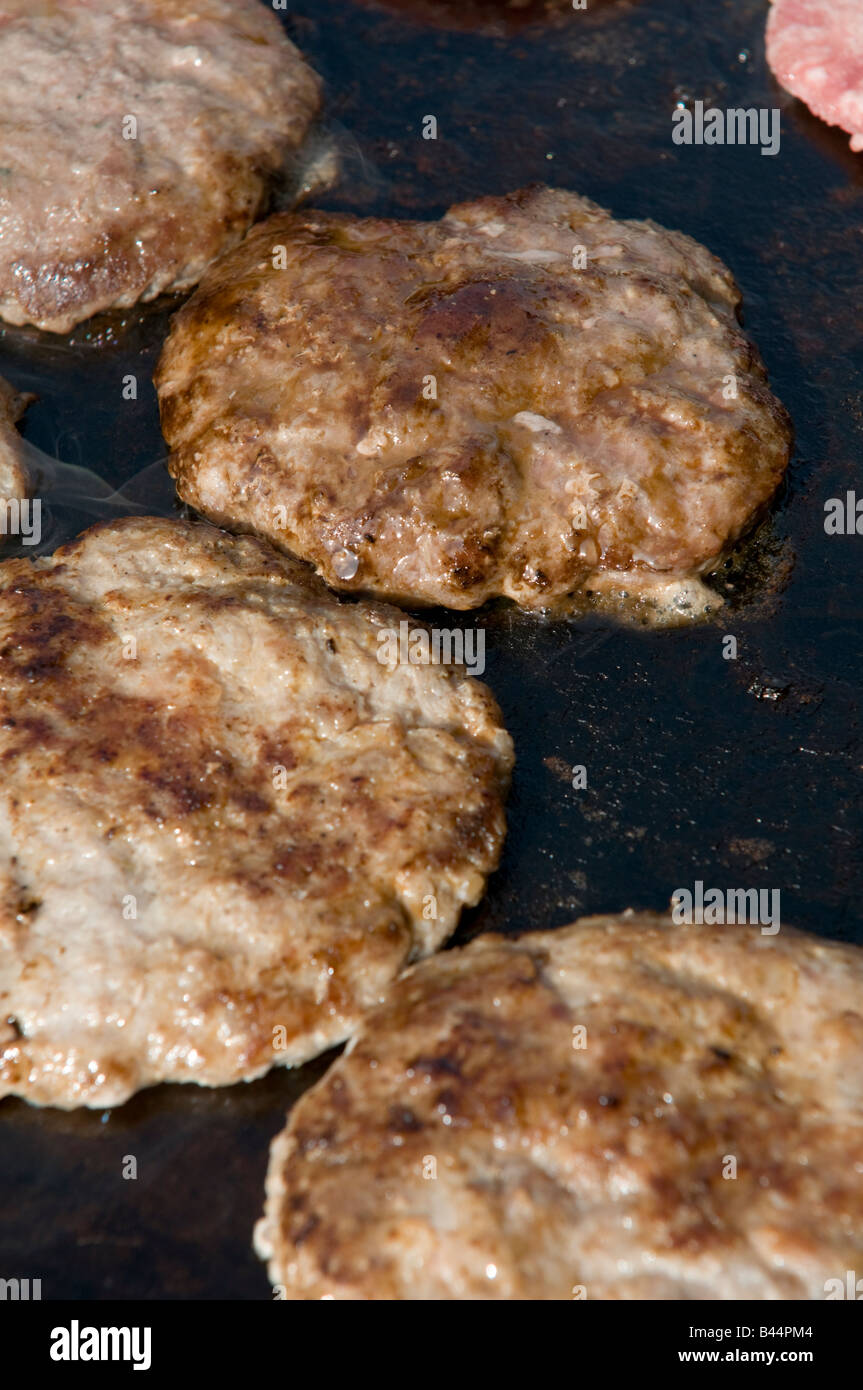 Bio Wildschwein Burger Kochen auf Grillplatte in Aberystwyth Farmers Market und Essen Messe Wales UK Stockfoto