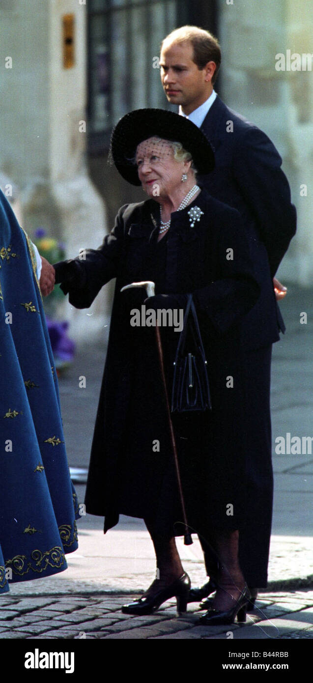 Prinzessin Diana Funeral 6. September 1997 die Königin-Mutter schüttelt die Hand des Dekan von Westminster in der Westminster Abbey Stockfoto