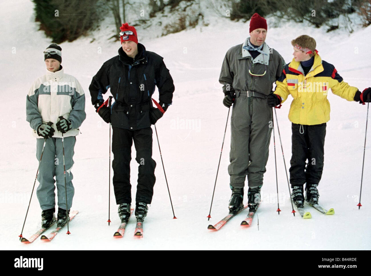 Prinz Charles und seine Söhne Januar 1998 Prinz William Prince Harry und die Tochter von Prinzessin Royal Zara Phillips darstellen Stockfoto