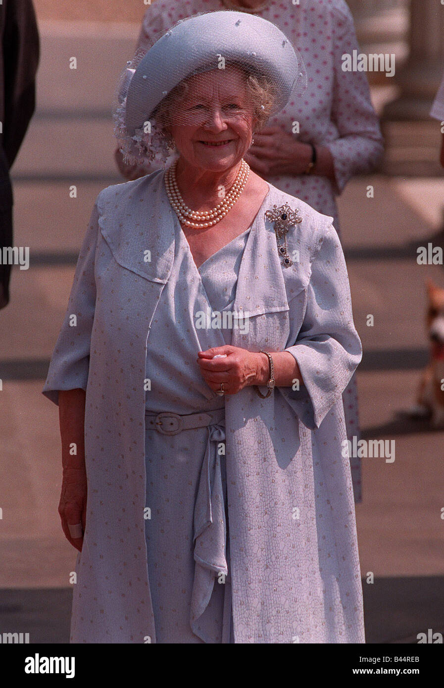 Königinmutter Geburtstage 1990 stehen außen Clarence House zu ihrem 90. Geburtstag Stockfoto