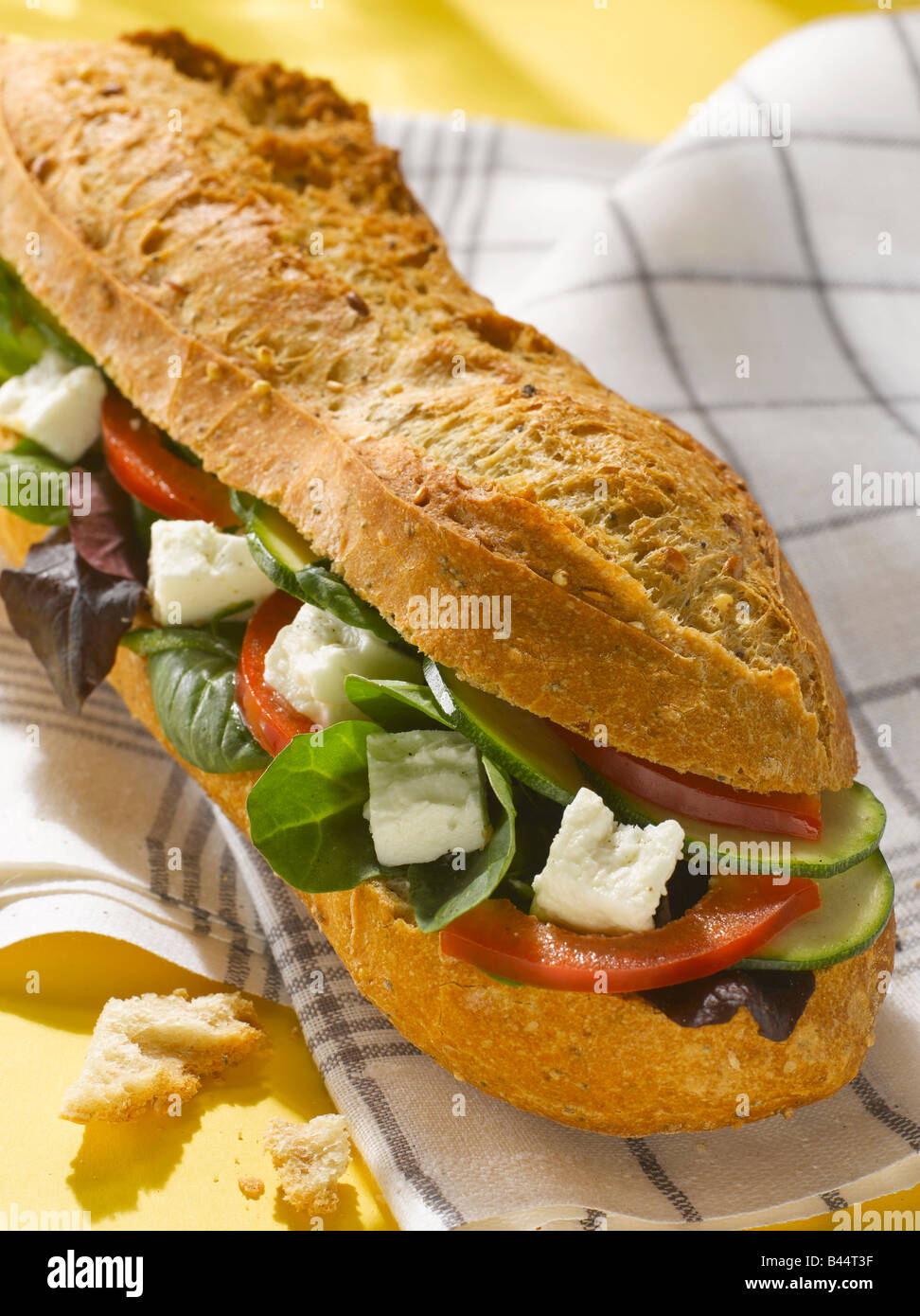 Baguette-Sandwich mit Gurken, Tomaten und feta Stockfoto