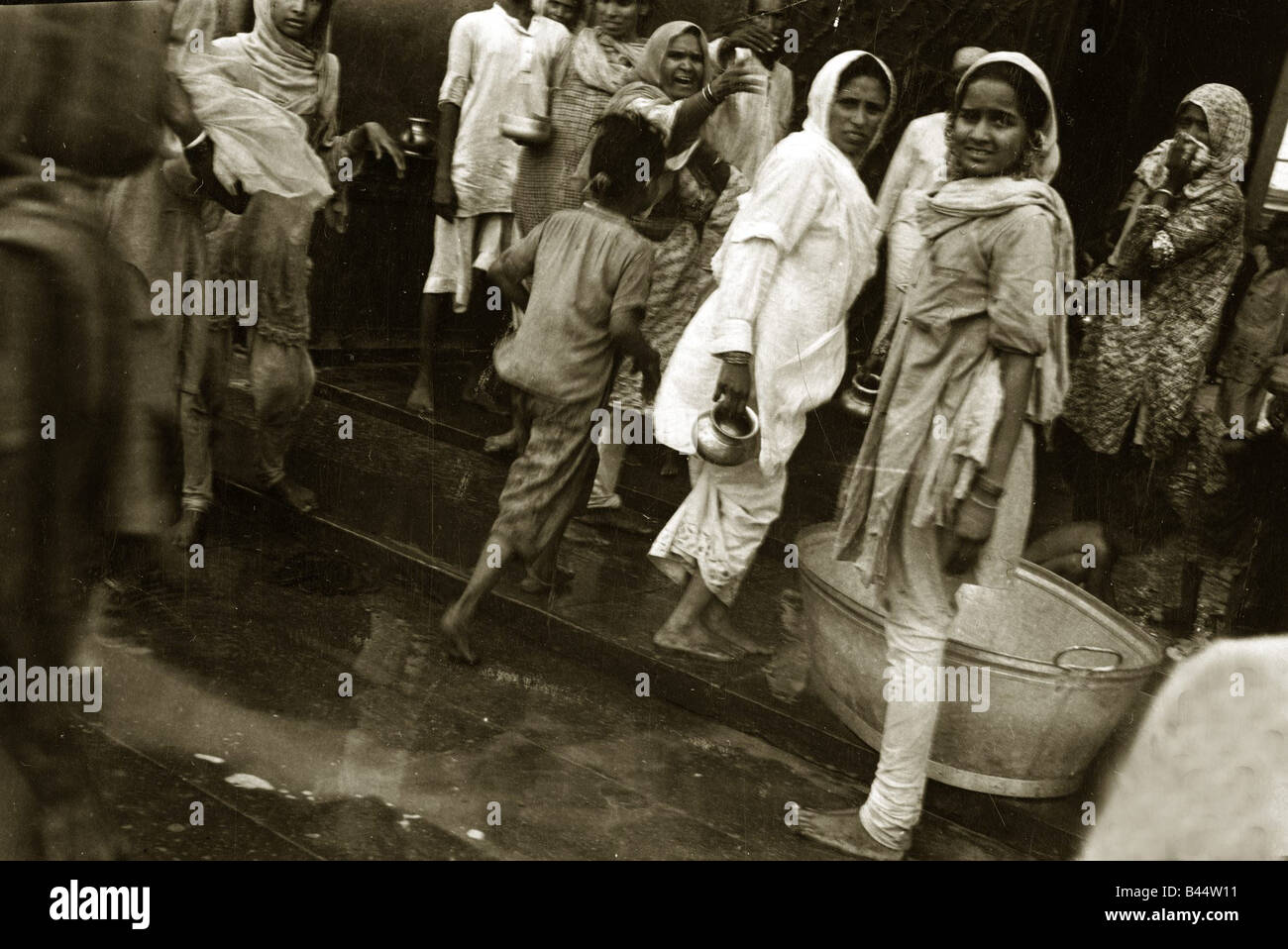 A Straßenszene in Indien Frauen gehen über ihre täglichen Aufgaben tragen traditionelle Kleidung Circa 1970 Stockfoto