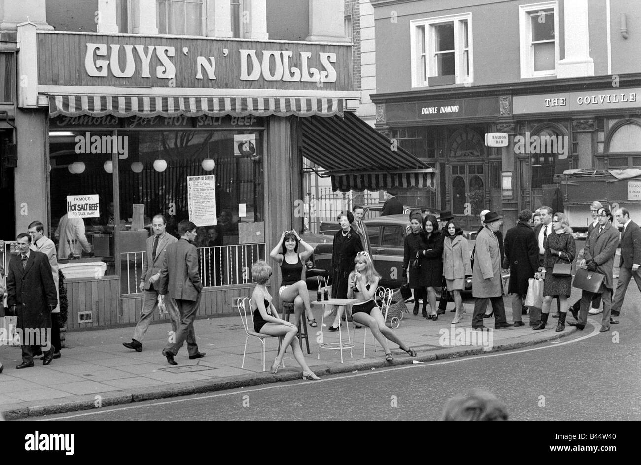 Modelle tragen Badeanzüge sitzen außen Guys and Dolls in der Kings