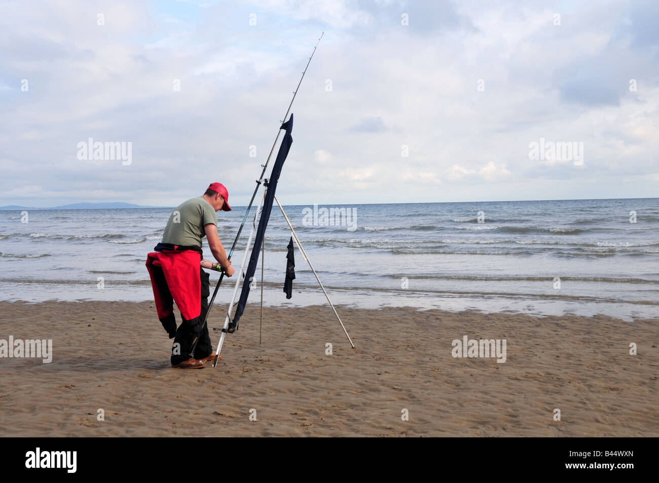 Meer-Angler auf Pendine Beach Carmarthenshire Wales Stockfoto