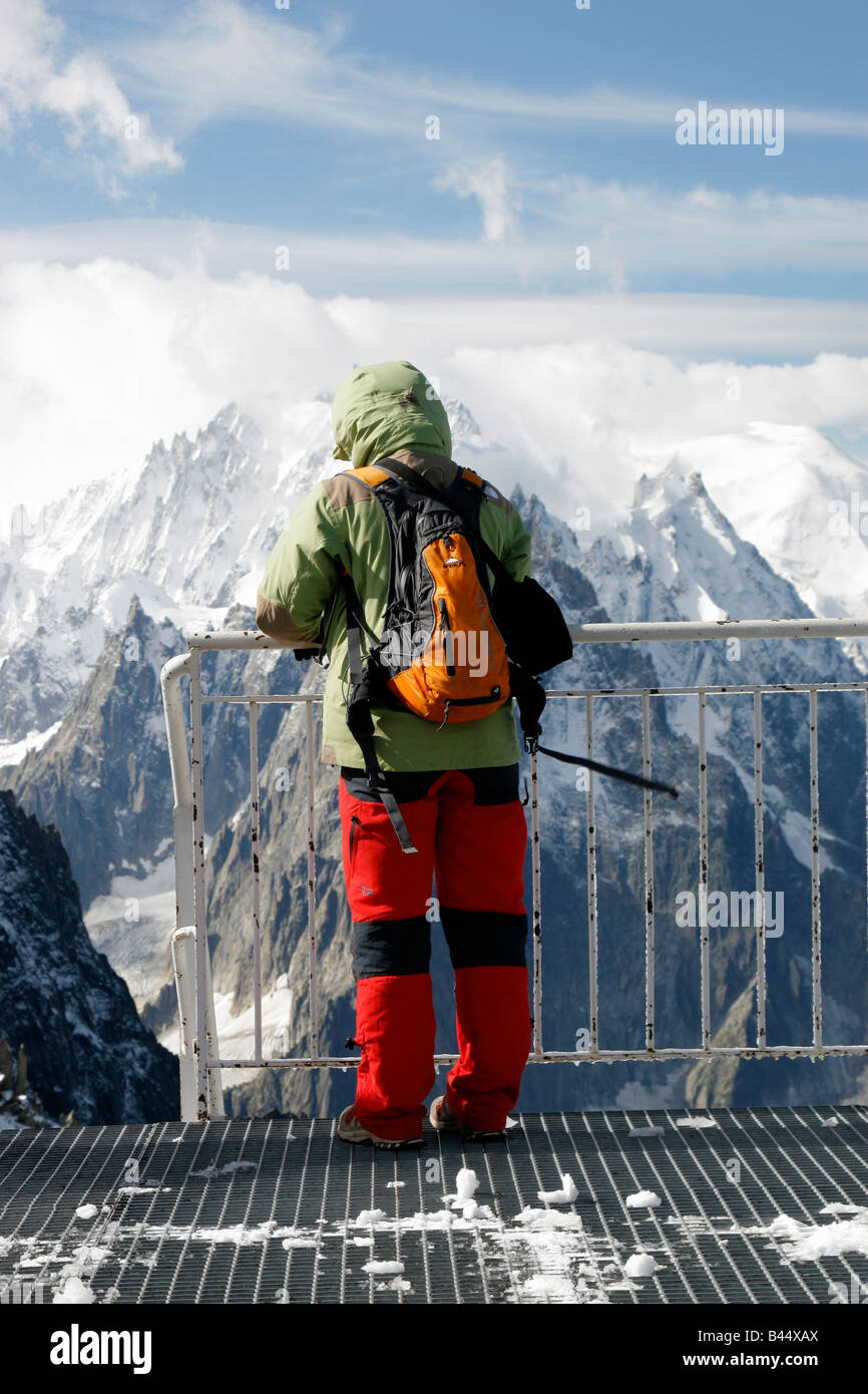 Person die spektakuläre Aussicht vom Gipfel des Grands Montets Seilbahn-Station in der Nähe von Argentiere, französischen Alpen bewundern. Stockfoto