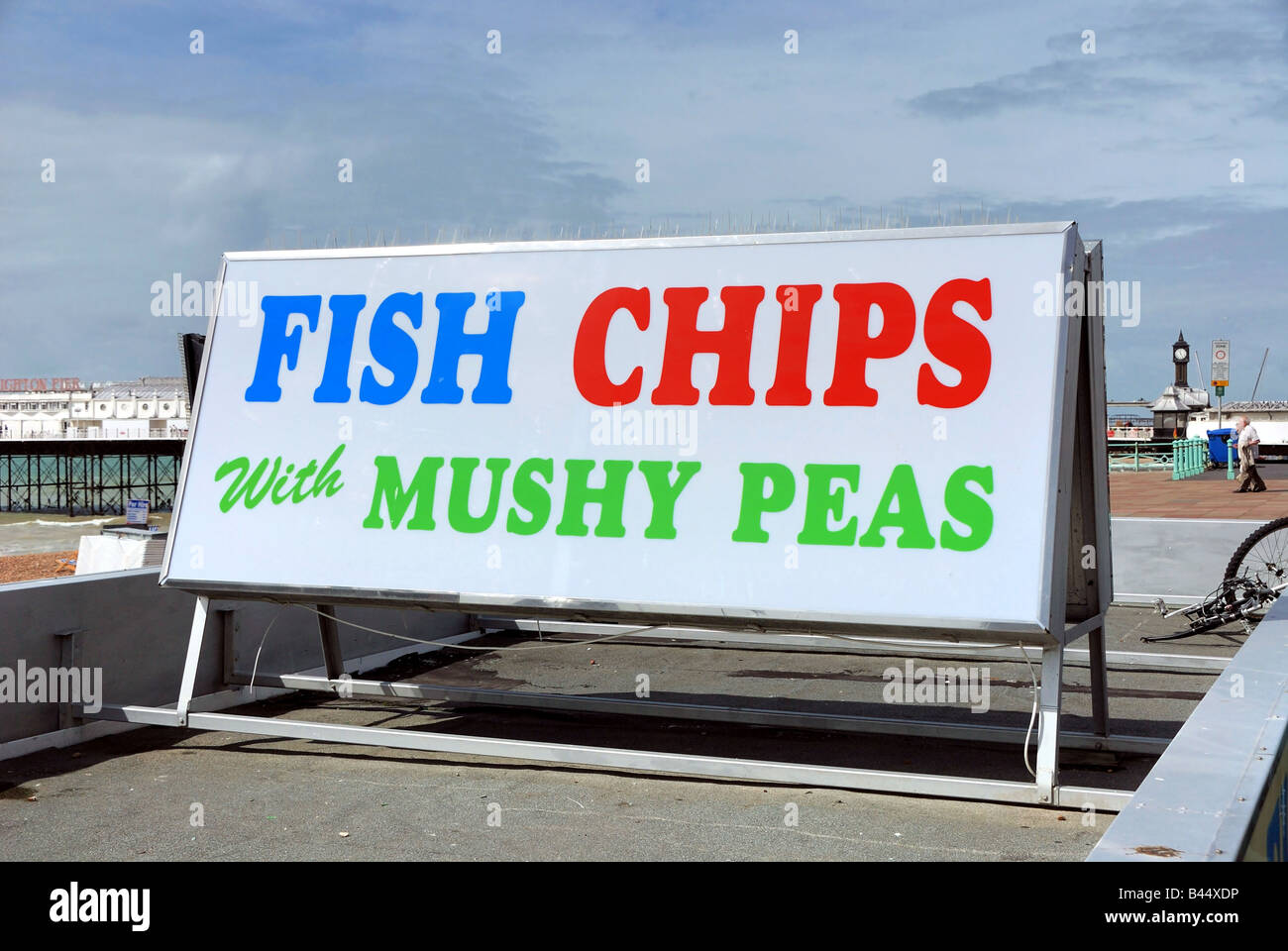 Fish &amp; Chips und Erbsenpüree unterzeichnen in Brighton Stockfoto