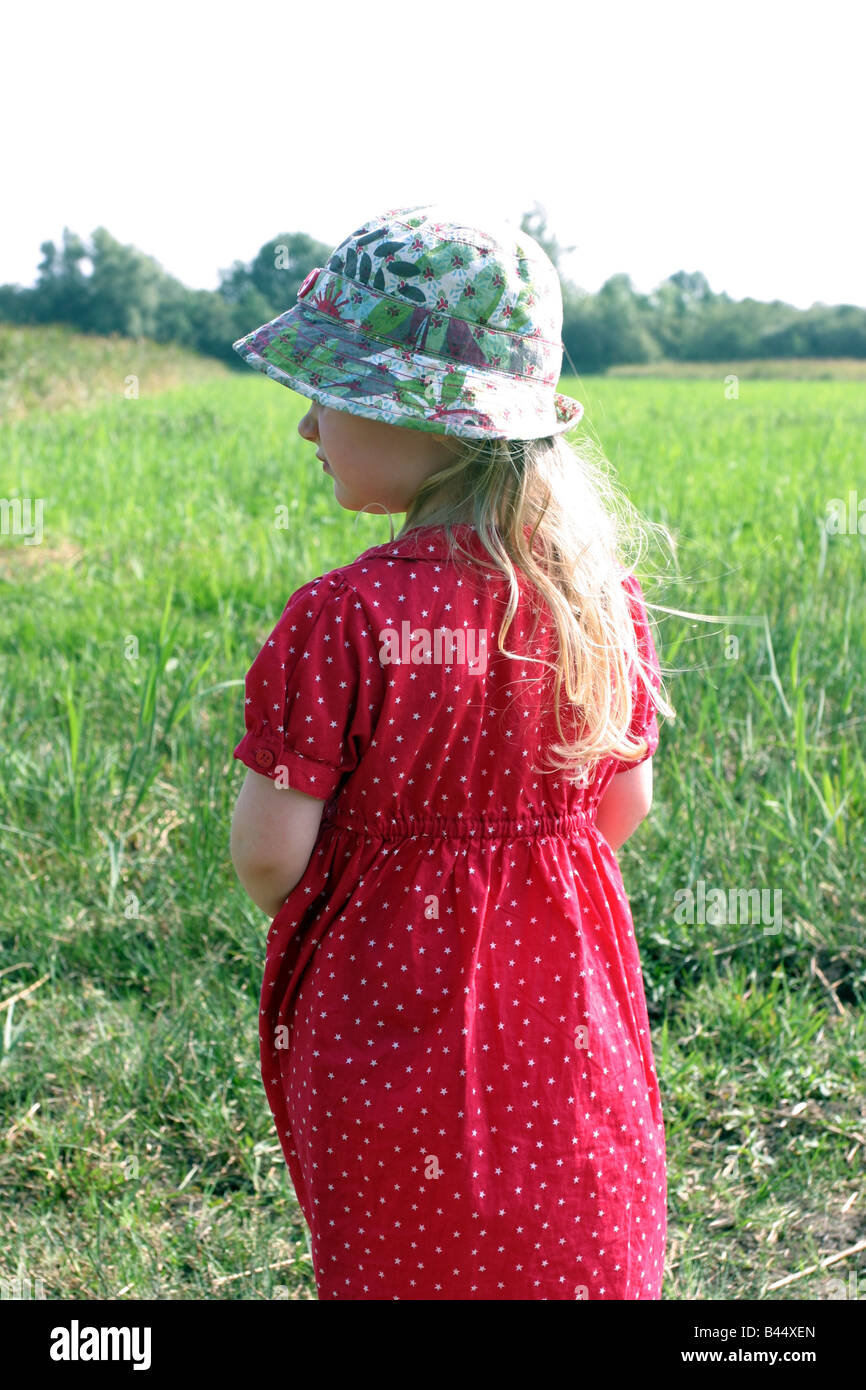 Junge Mädchen stehen in einem Feld Stockfoto