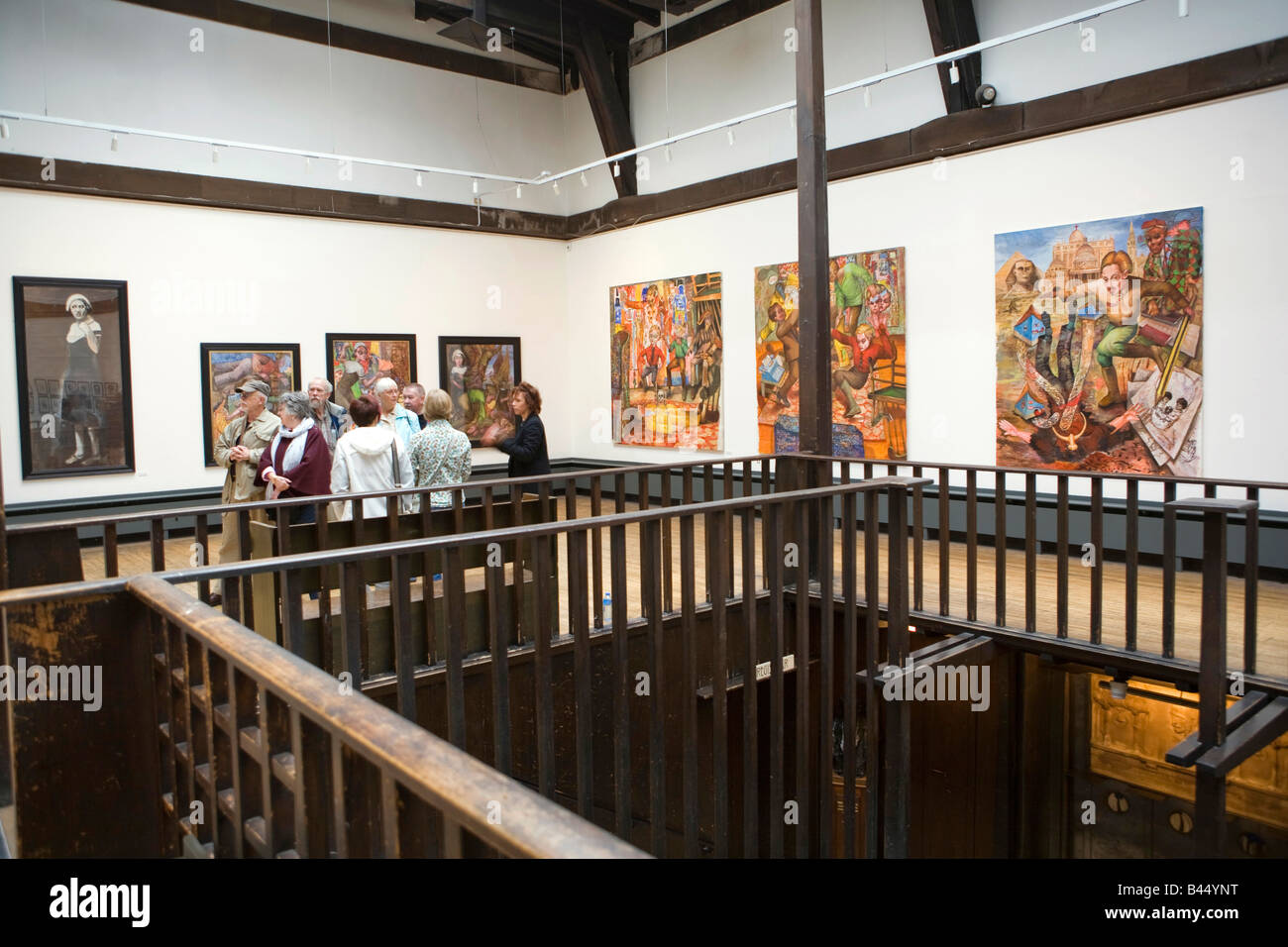 UK Schottland Glasgow School of Art innen Besucher auf geführten Tour in Charles Rennie Mackintosh entwarf Galerie Stockfoto