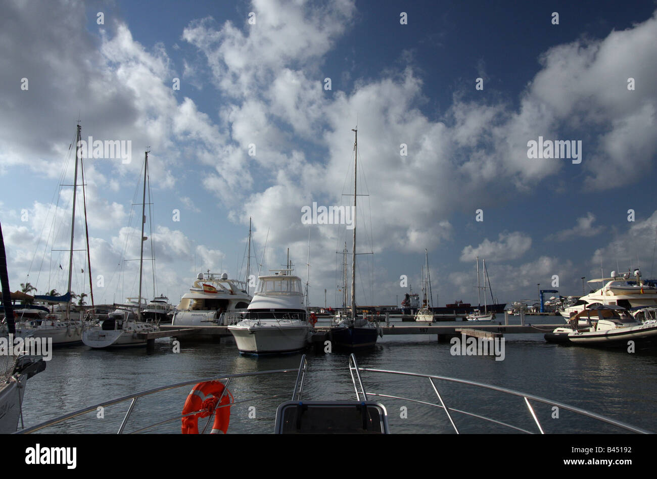 Blick auf den Yachthafen von Miramar in Santa Pola aus eines der Schiffe vor Anker im Hafen Stockfoto