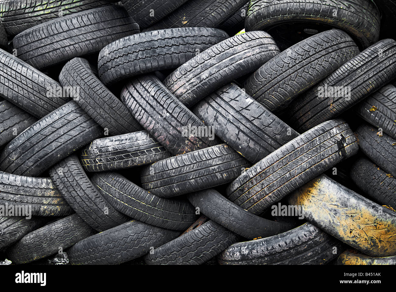 Pkw-Reifen warten darauf, in einer Garage in Rochdale, gestapelt und bereit für das recycling wiederverwertet werden. Stockfoto