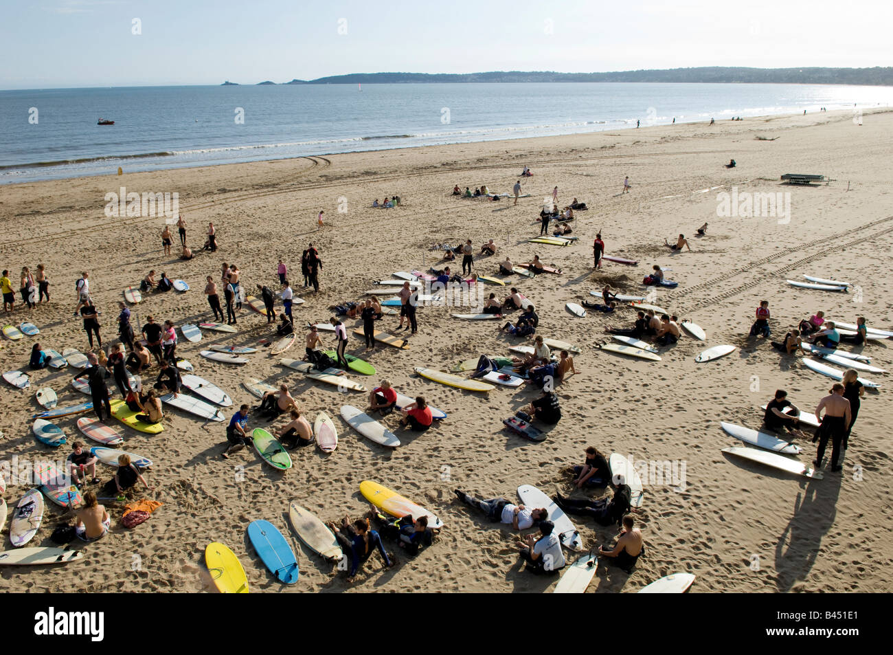 Surfer am Swansea beach West Glamorgan Stockfoto