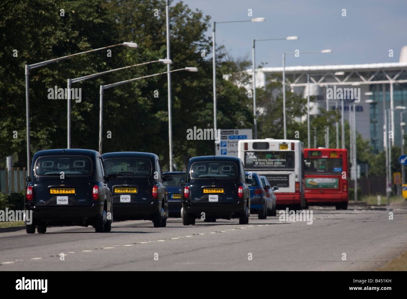 Taxis und Busse auf Southern Perimeter Road in der Nähe von Heathrow Airport, London UK. Stockfoto