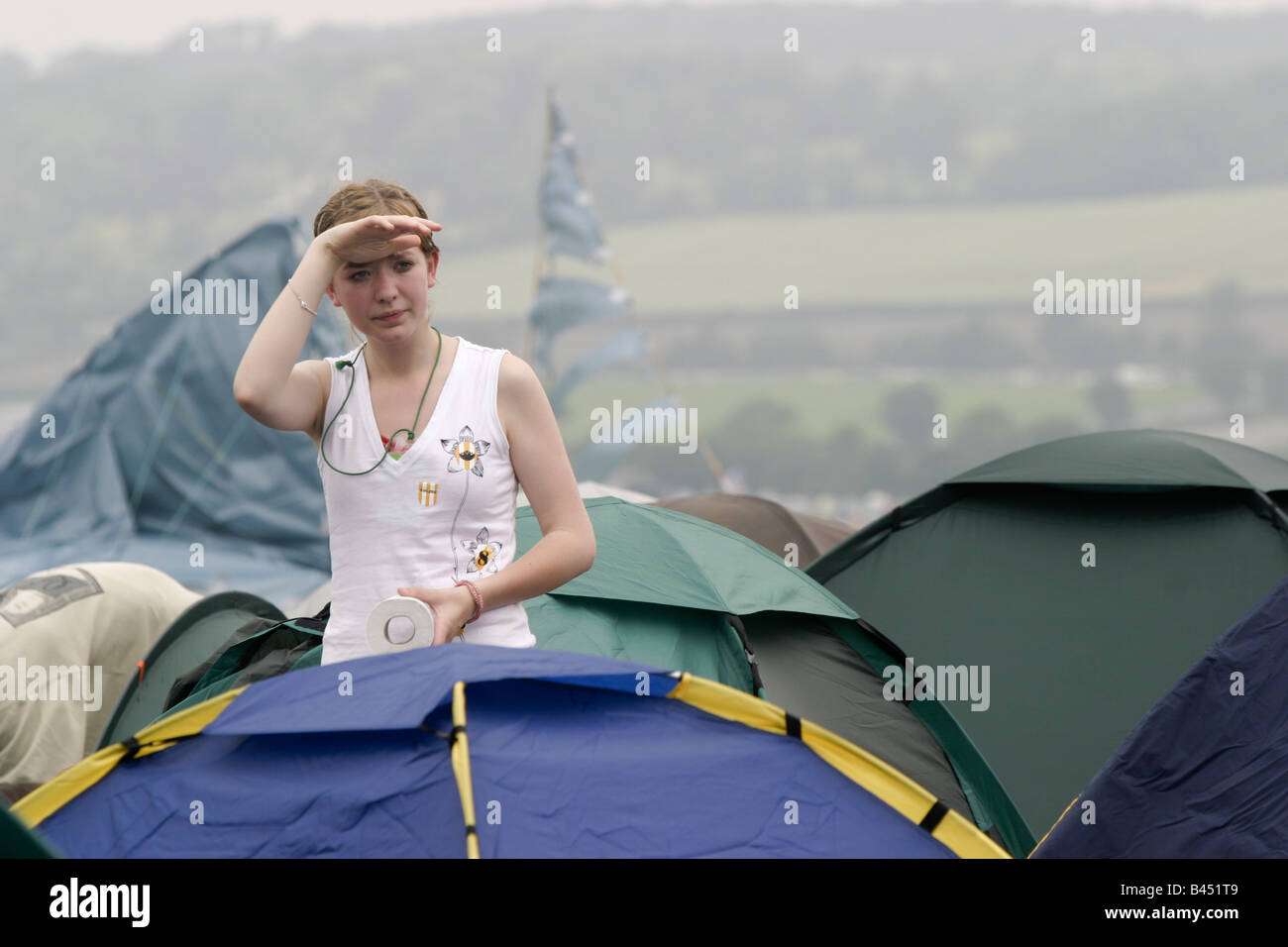 Eine Mädchen ergibt sich aus ihrem Zelt mit einem Loo Roll als Regen droht.  Glastonbury Music Festival 2003 Held auf 1.000 Hektar großen würdig Farm in Somerset, England, an drei Tagen Ende Juni fast jedes Jahr seit 1970, zieht das Festival nun einem ausverkauftem 112.500.  Diesjährigen Festival-Tickets ausverkauft in 18 Stunden. Stockfoto