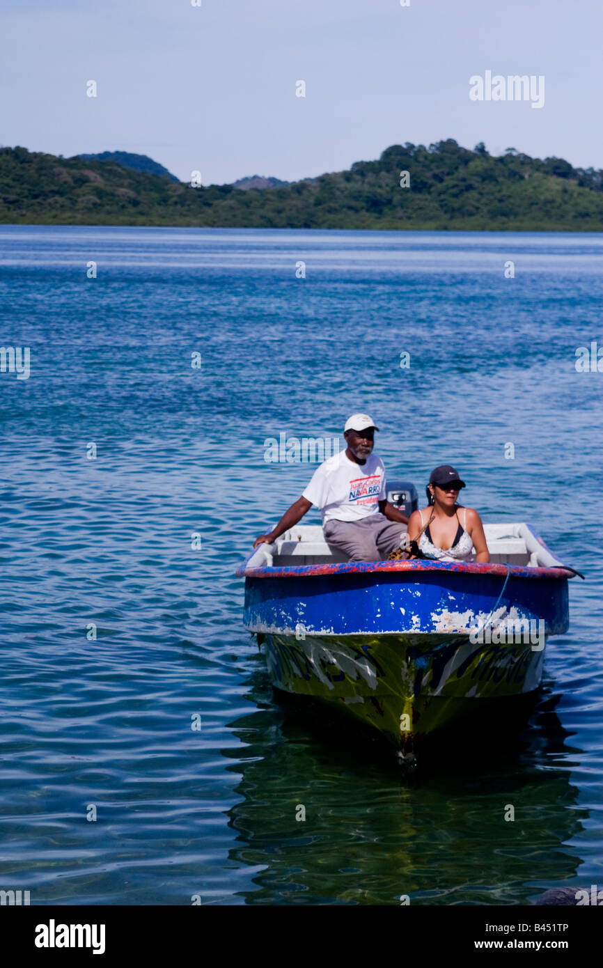 Panama, Isla Grande, Frau Ankunft am Pier der Insel zu genießen einen sonnigen Tag Stockfoto