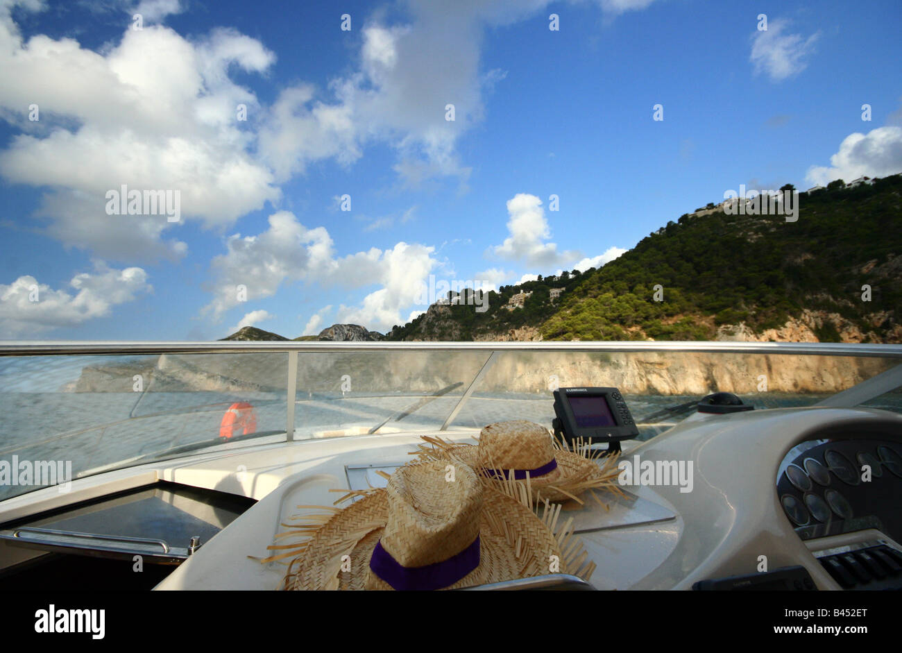 Blick auf die Küste von Alicante über den Bug eines Schiffes Stockfoto