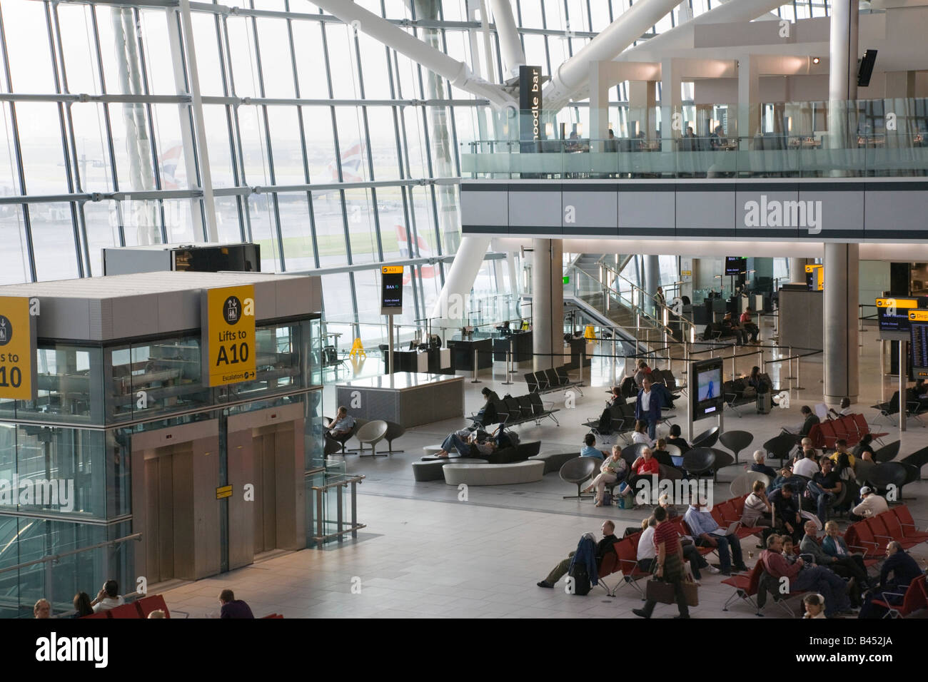 Menschen in London Heathrow Flughafen British Airways Abflug-Lounge in Terminal 5 Gebäude England UK Stockfoto