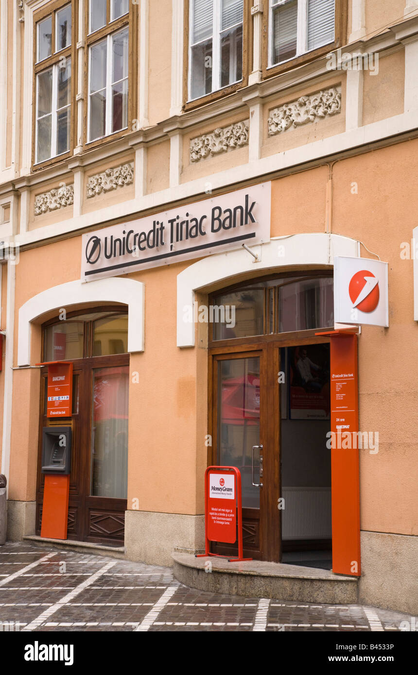 Brasov Siebenbürgen Rumänien Europa UniCredit Tiriac Bank Gebäude außen vorne in Altstadt Stockfoto