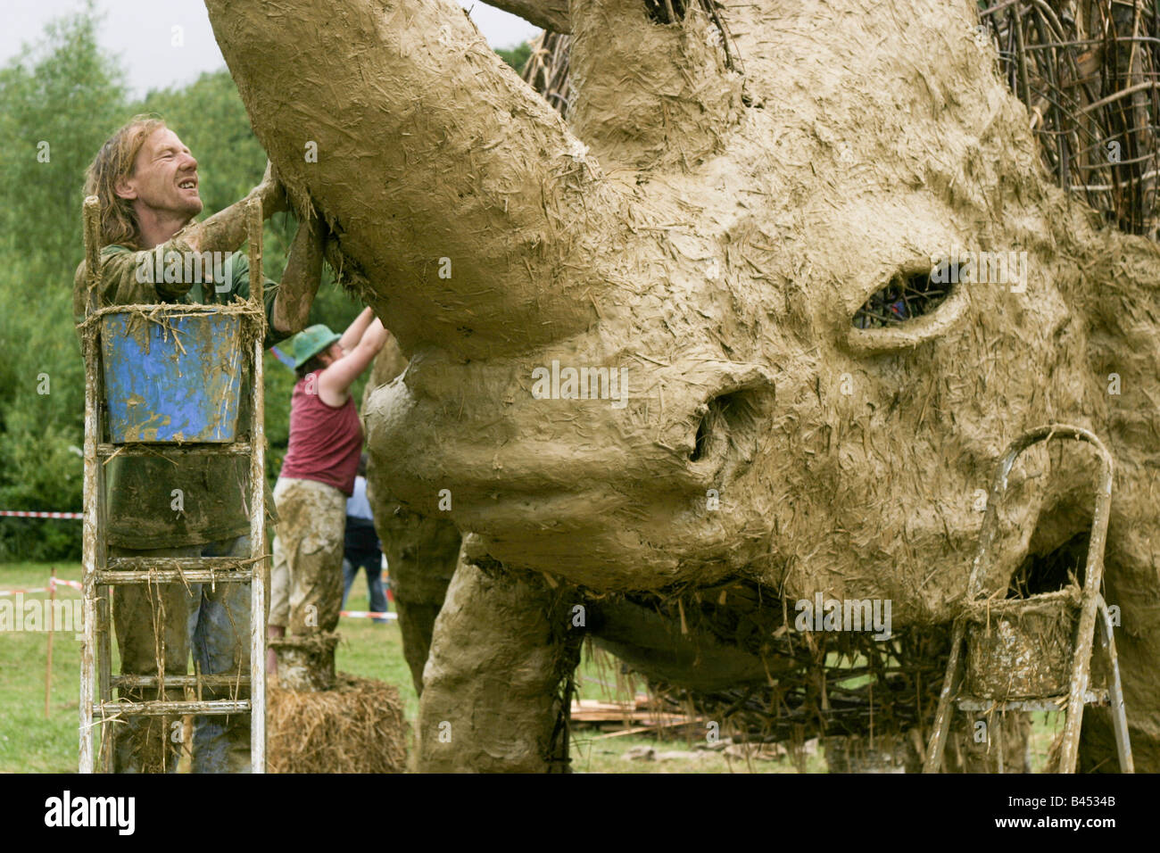 Ein Nashorn aus Holz Äste, Schlamm und Stroh im Bereich Greenfield Skulptur zu machen. Glastonbury Music Festival 2003 Stockfoto
