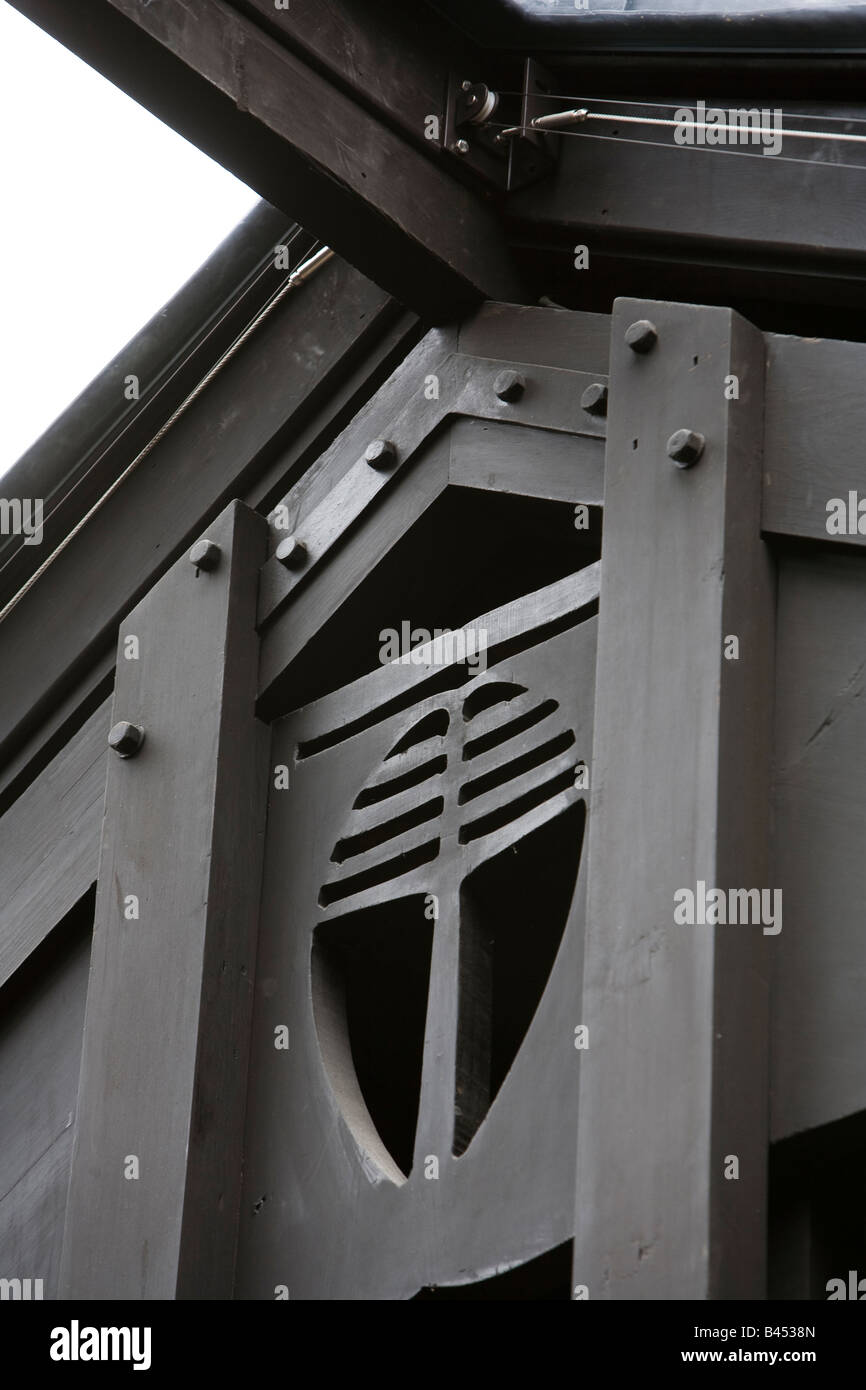 UK Schottland Glasgow Queens Kreuz Kirche Halle Charles Rennie Mackintosh entwarf Baum Motiv Dachstuhl Stockfoto