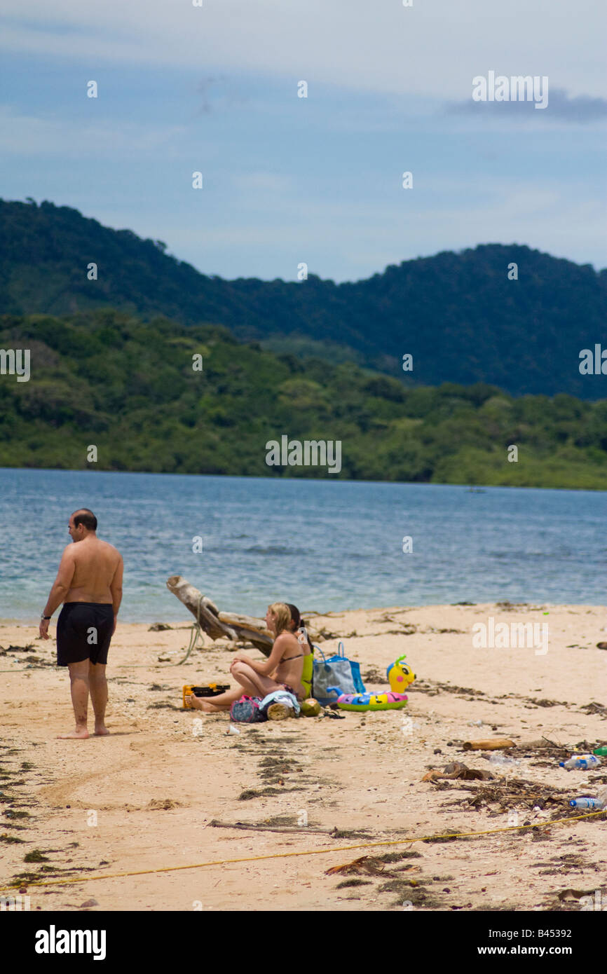 Panama, Isla Grande, Touristen genießen Sie den Ausblick in eine Bucht der Karibik Inseln Urlaub Stockfoto