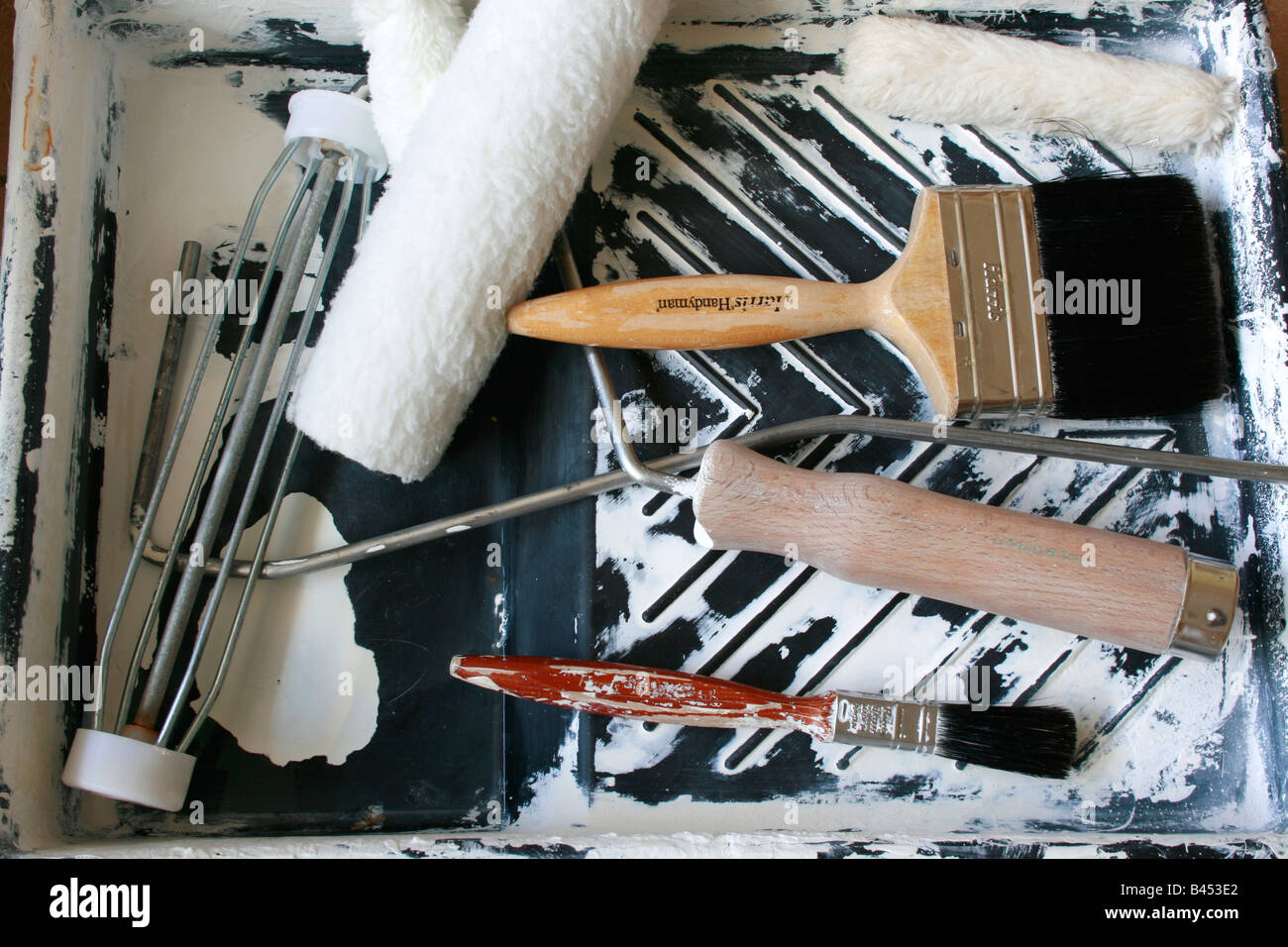 Ein DIY Farbwanne, das wurde verwendet und dann gereinigt - bereit für einen anderen Tag Malerei. VEREINIGTES KÖNIGREICH. Stockfoto