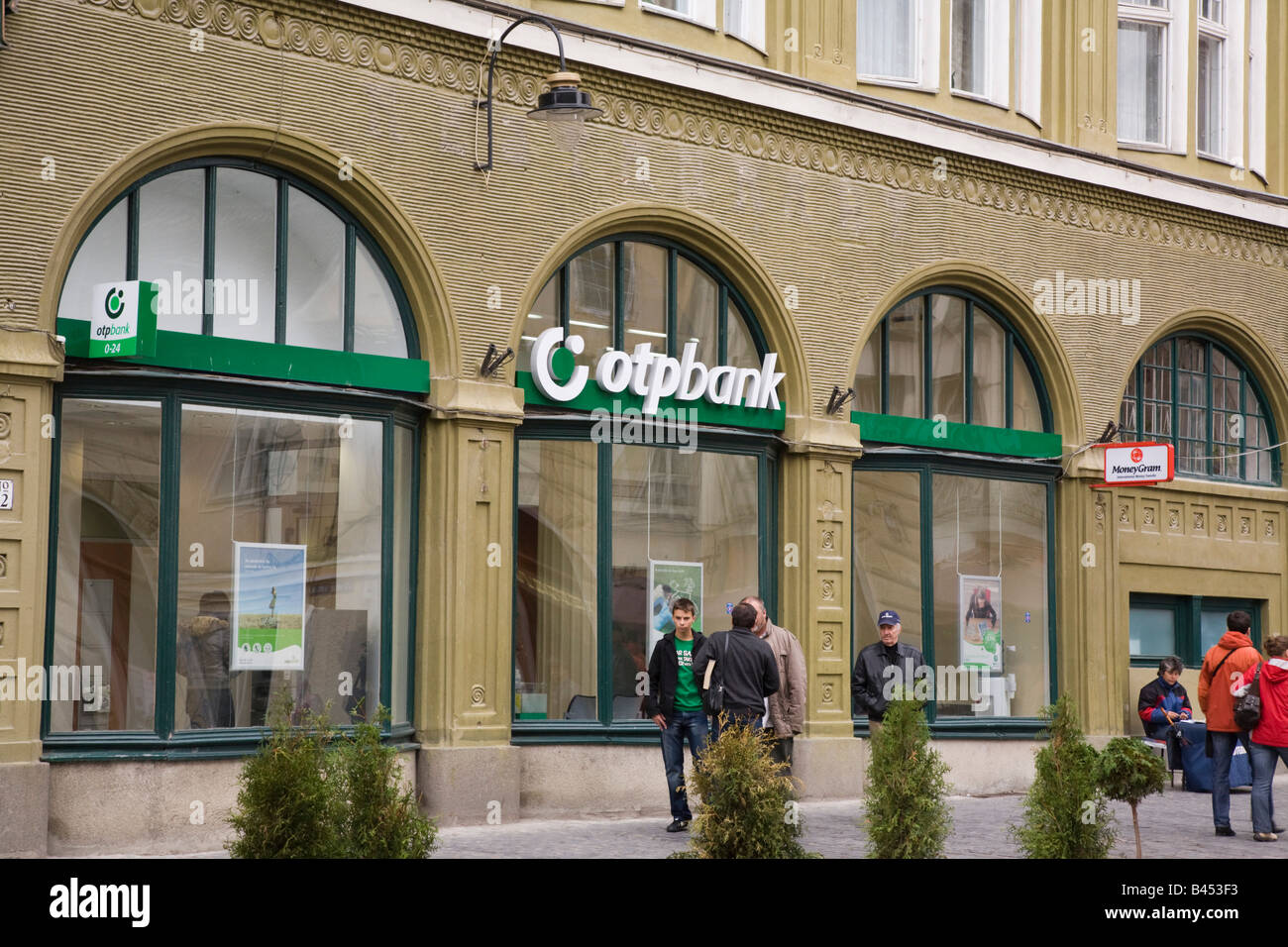 Brasov-Siebenbürgen-Rumänien-Europa-OptBank Retail-Banking-Bereich Gebäude außen Stockfoto