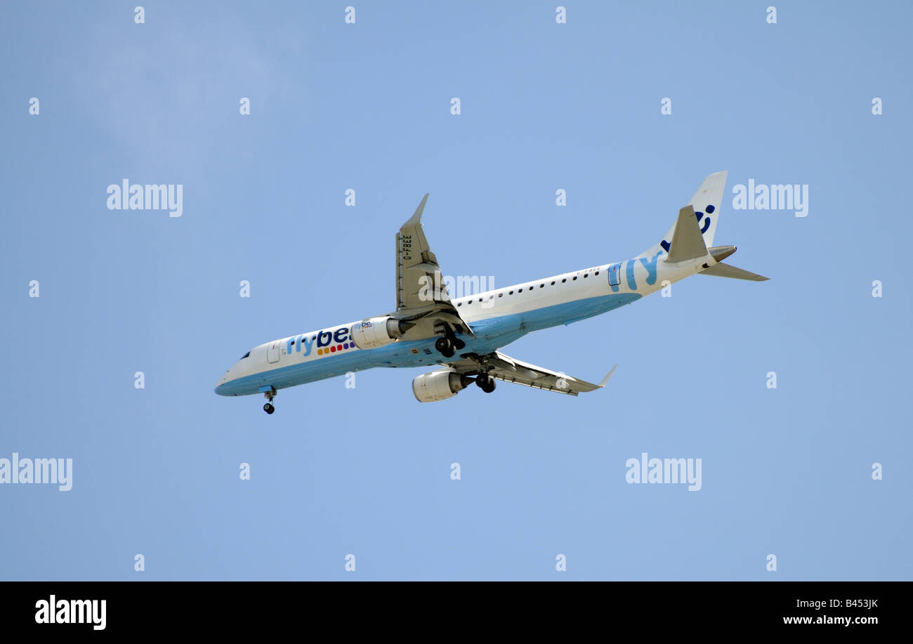 Flybe Firma Embraer 195 200 Passagier-Jet auf Finale und nähert sich der Southampton-Basis Stockfoto