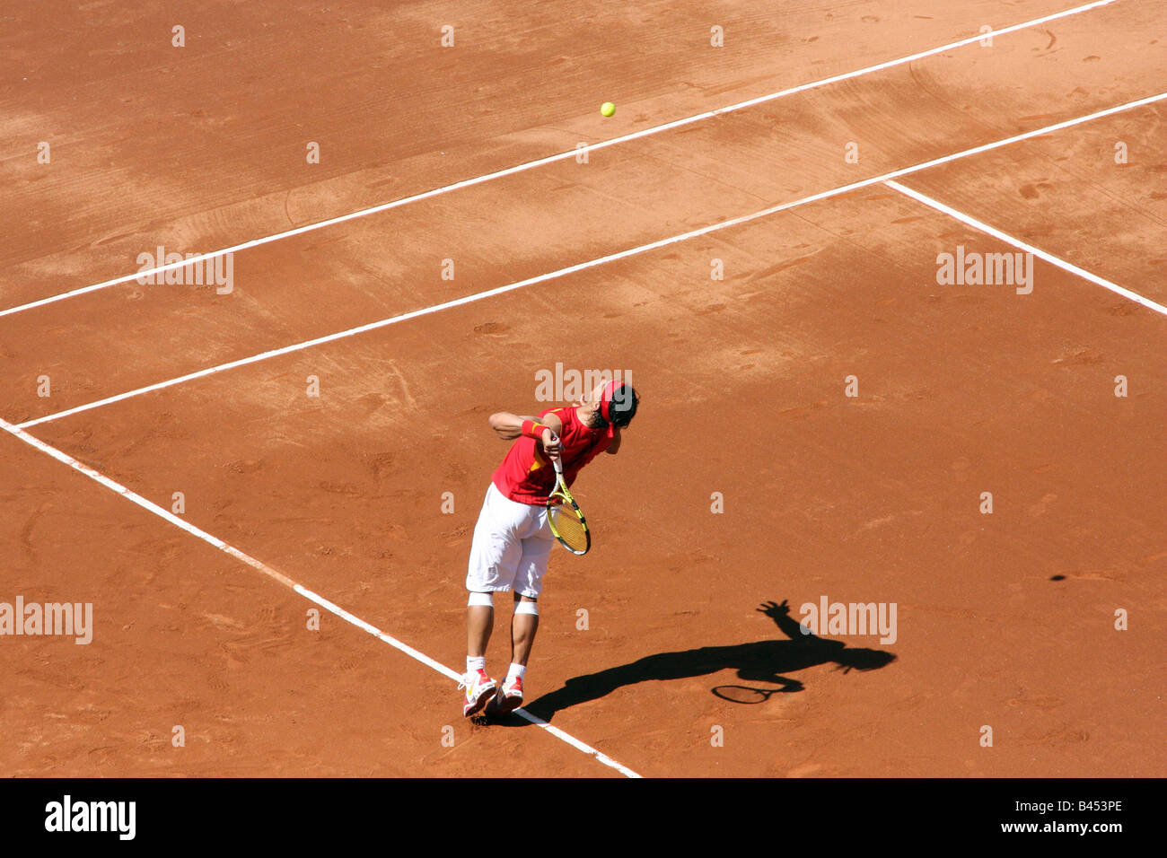 Welt Nr. 1 Tennisspieler Rafael Nadal im ersten Spiel des Jahres 2008 dient Davis-Cup-Halbfinale Spiel gegen USA Spieler Sam Querrey Stockfoto