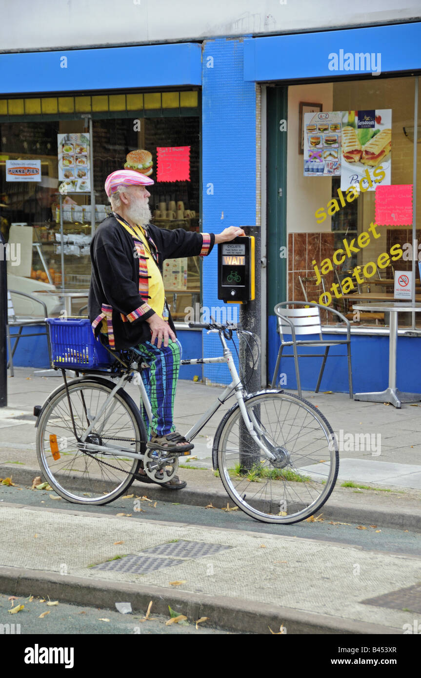 Bunt gekleidete Radfahrer Holloway London England UK Stockfoto