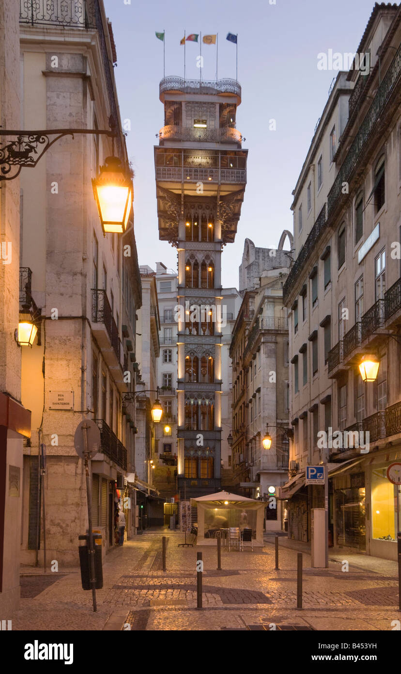 Lissabon, den Elevador de Santa Justa in der baixa in der Dämmerung, in fiktiven gotischen Stil Stockfoto