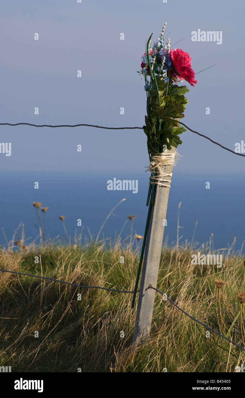 Ein floral Tribute auf der Klippe am Beachy Head - ein notorischer Selbstmord in der Nähe von Eastbourne in East Sussex England UK Stockfoto