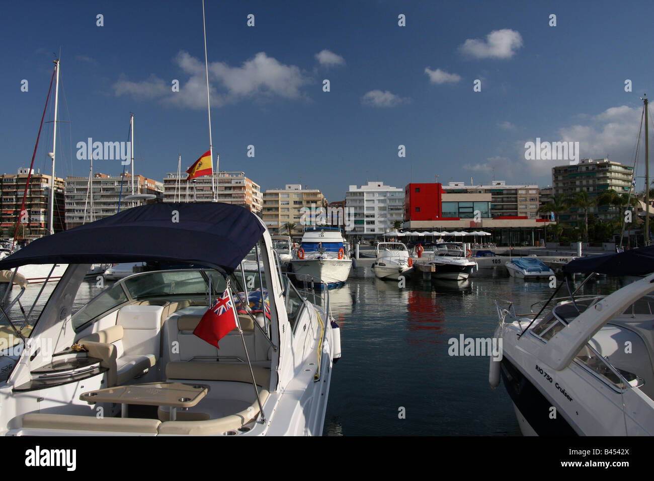 Blick auf den Yachthafen von Miramar in Santa Pola aus einem Kai Stockfoto