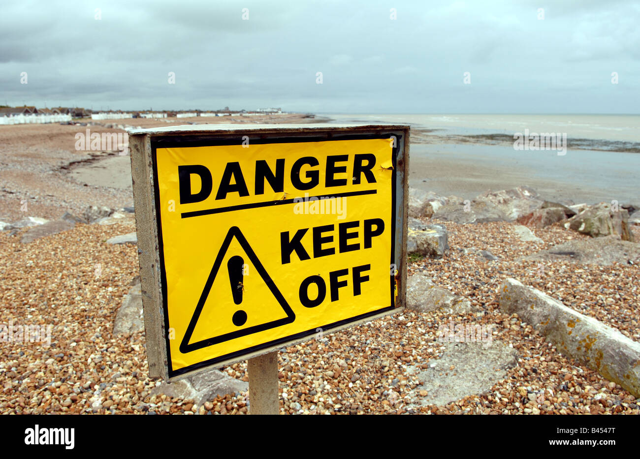 Gefahr von Zeichen durch das Meer bei Goring von Meer in der Nähe von Worthing, Großbritannien Stockfoto