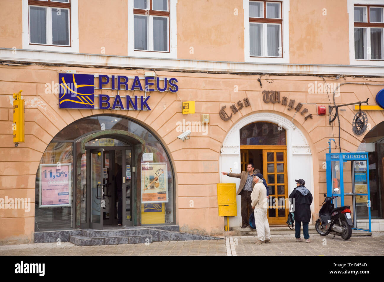 Brasov Siebenbürgen Rumänien Europa Piraeus Bank Retail Banking-Bereich Gebäude außen in Altstadt Stockfoto