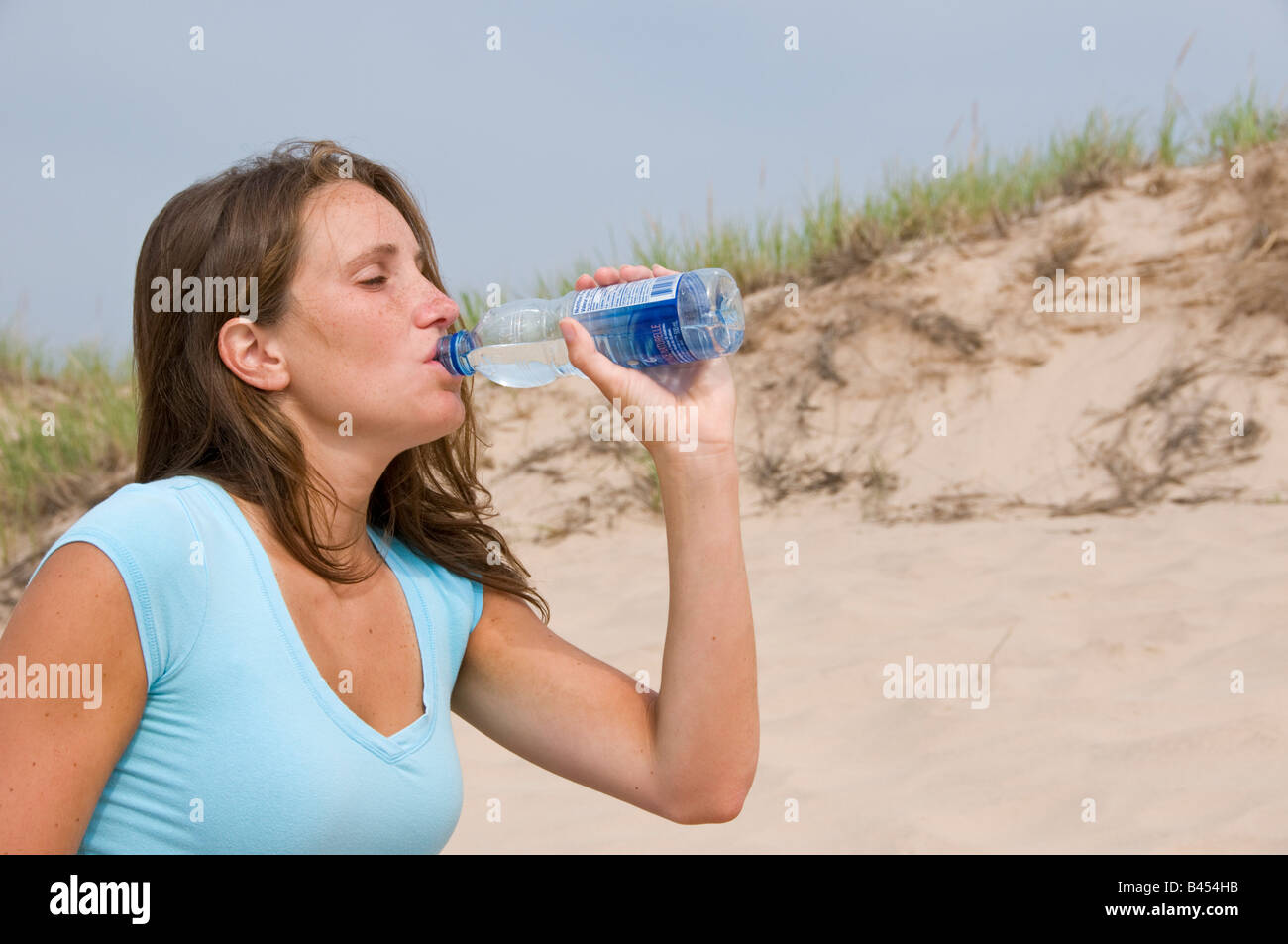 Frau-Trinkwasser Stockfoto